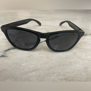 Oakley deadstock rare black, frog skins. Not supreme, nike. Good condition.